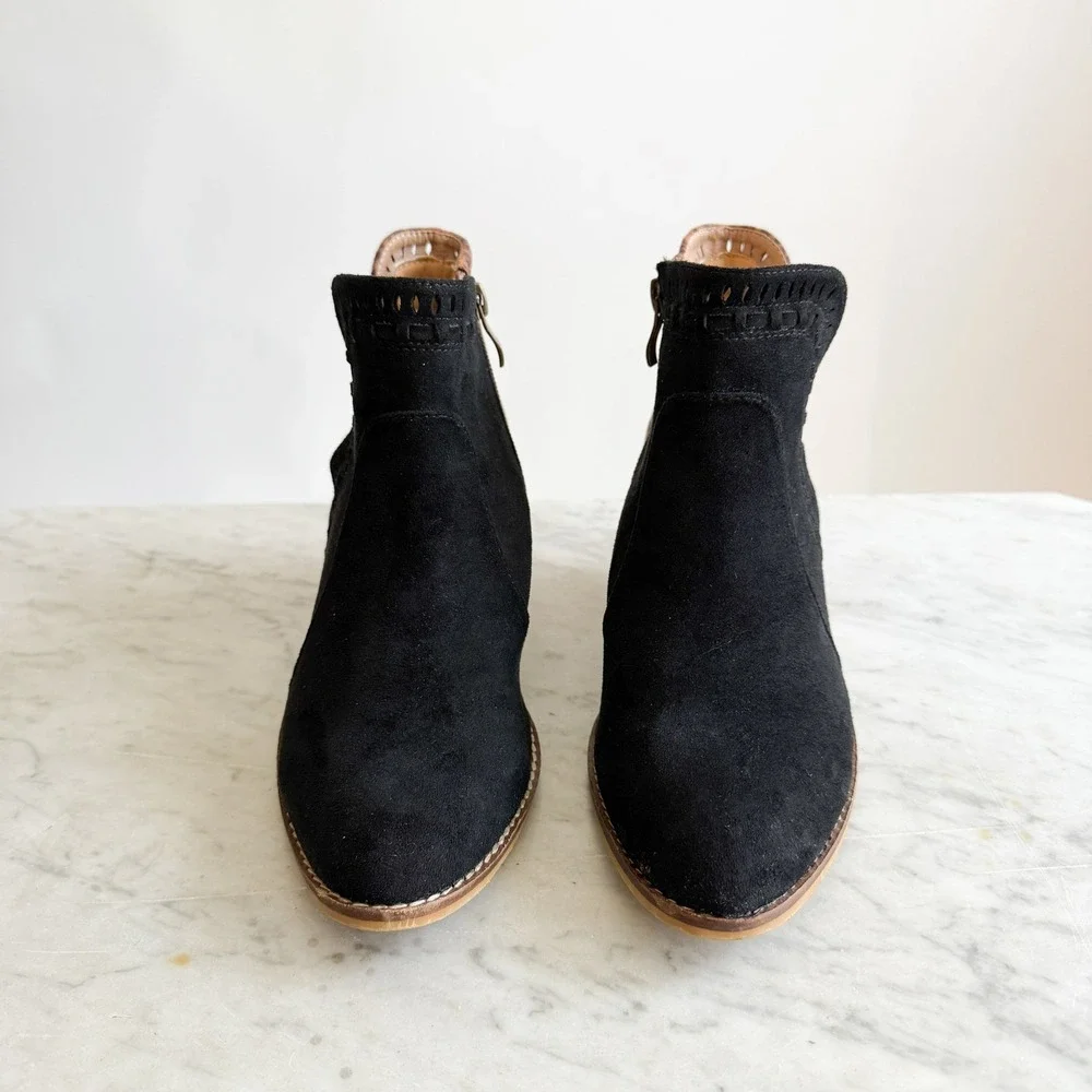 Corky's Boutique Index black leopard vegan suede‎ leather ankle boots size 7